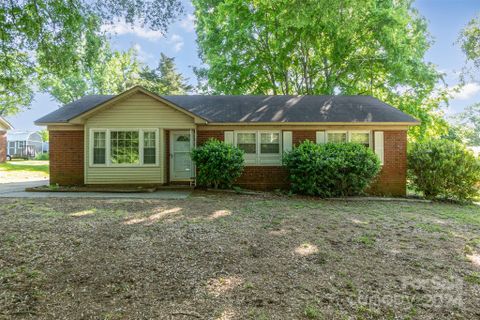 5806 Hillcrest Circle