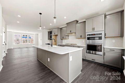 711 Carr Place