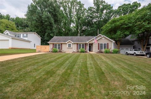 8110 Maxwelton Drive sold home in Norman Shores, Huntersville, NC