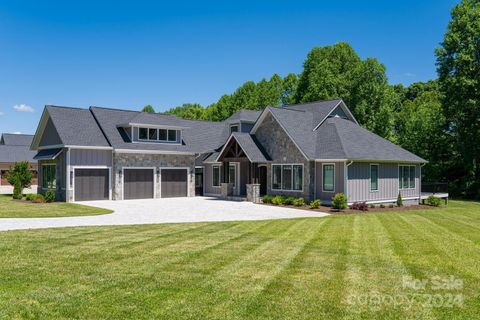 582 Skytop Farm Lane sold home in Skytop Farm, Hendersonville, NC