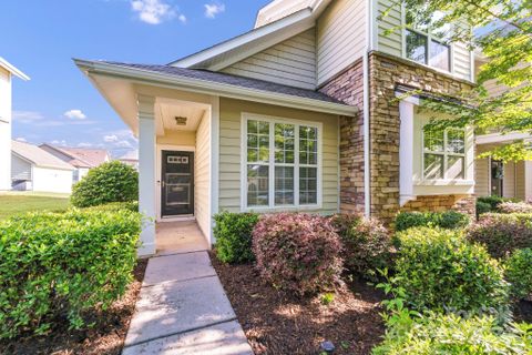 8016 Lynwood Square