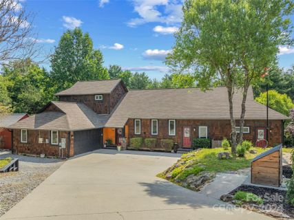 82 Hidden Knoll Drive sold home in Mountain Meadows, Hendersonville, NC