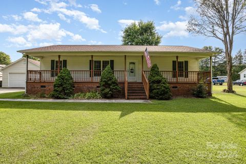 211 Flushing Drive sold home in Whipoorwill Estates, York, SC