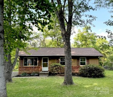 8 Chelsea Drive sold home in Oak Park, Arden, NC