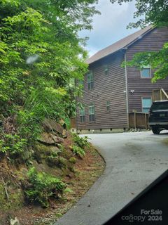 33 Lower Tanglewood Road sold home in Toxaway Falls, Lake Toxaway, NC
