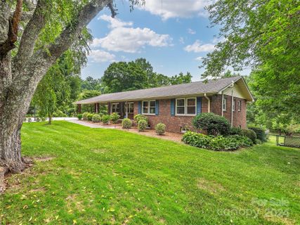11 Country Road sold home in Town And Country Estates, Hendersonville, NC