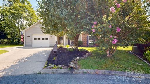 807 Woodlark Court
