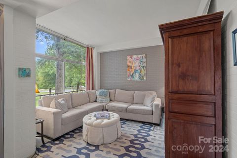 1300 Queens Road 211