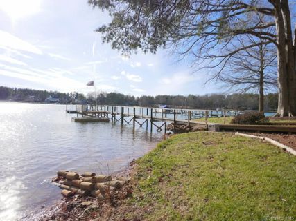 174 Shoreline Loop