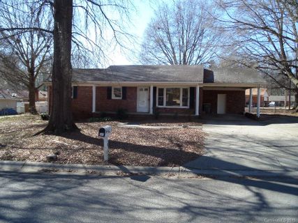 305 Meadowood Circle