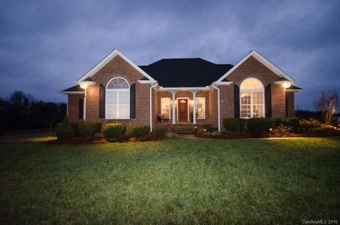906 Clear Creek Circle