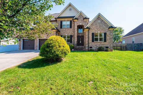 1915 Waterbury Court sold home in Waterford Hills, Hickory, NC