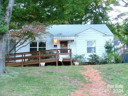 910 Everett Place