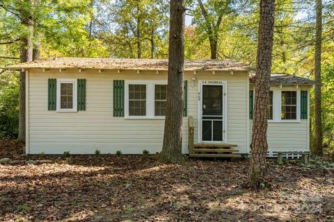 909 Ashley Lane sold home in Oakwood Terrace, Hendersonville, NC