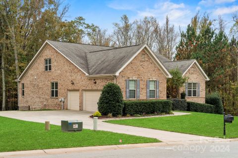 1056 Lake Forest Drive sold home in Lake Forest Preserve, Weddington, NC