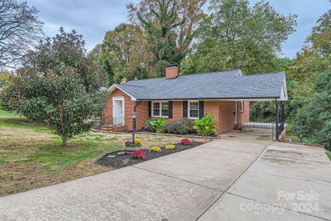 911 Churchill Drive sold home in Sherwood Forest, Gastonia, NC