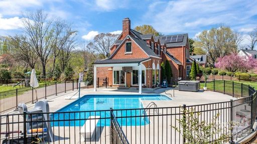Previously sold for $874,418