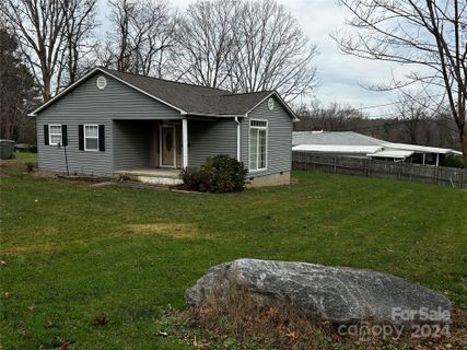 226 E Dogwood Lane sold home in Woodlawn, Hendersonville, NC