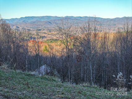 221 Coopers Drive sold home in Rambling Ridge, Hendersonville, NC