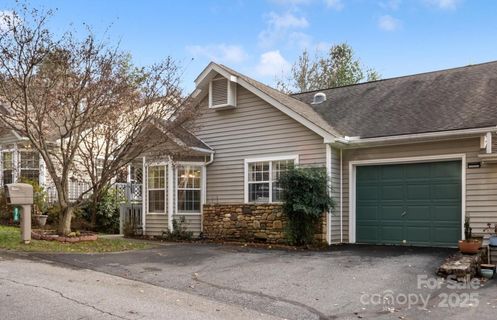 870 S Park Place sold home in Laurel Park Place, Hendersonville, NC