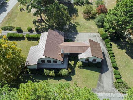 102 W Shenandoah Road sold home in Seven Lakes West, West End, NC