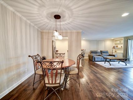 1323 Queens Road 407