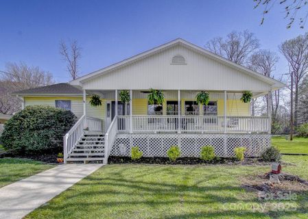 3 S Garden Drive sold home in Country Gardens, Fletcher, NC