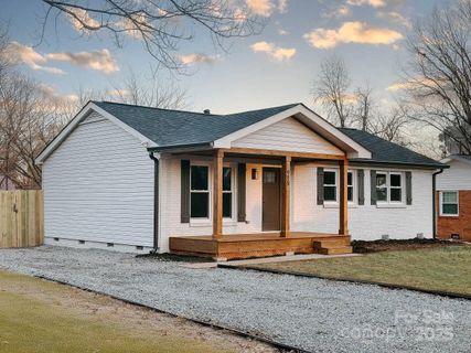 915 Tilden Road sold home in Cherokee Forest, Charlotte, NC