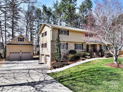 27 Tree Top Drive sold home in Glen Cove, Arden, NC