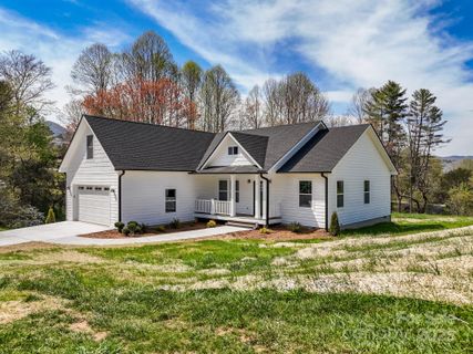 7 Gloria Way sold home in Strawberry Hill Farm Estates, Waynesville, NC