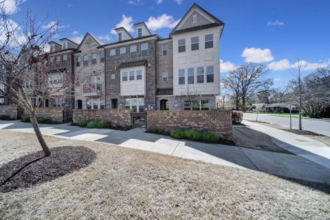 1304 E Woodlawn Road