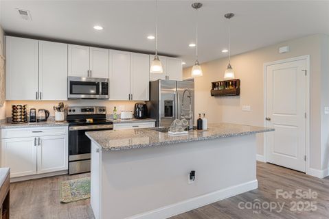 17 Fair Oaks Road sold home in Oak Park, Arden, NC