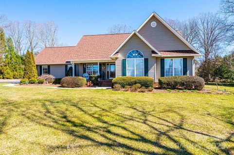 1636 Samaria Lane sold home in St James Vineyard, Conover, NC