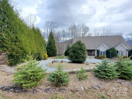 526 Grand Oaks Drive sold home in Grand Oaks, Hendersonville, NC