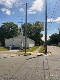 327 Stonewall Avenue