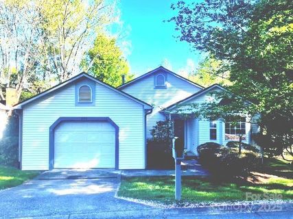 209 Hampton Court sold home in Plantation Walk, Hendersonville, NC