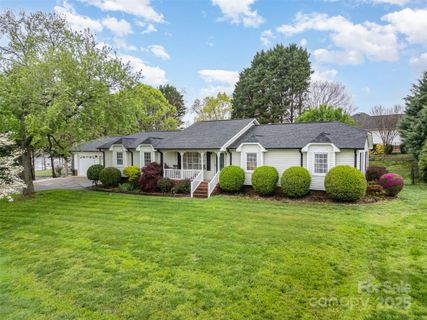 106 S Oakwood Drive