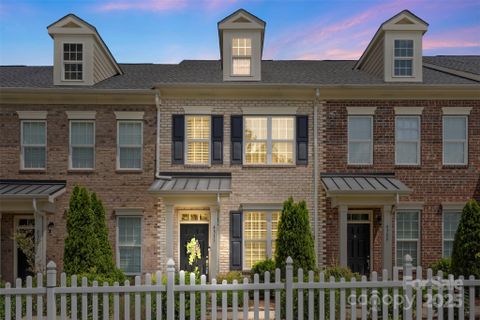 4313 Courtly Lane