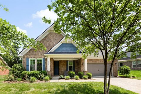 8840 Mullis Forest Court sold home in Olde Stonegate, Mint Hill, NC