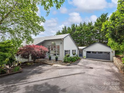 6 Lakeway Circle