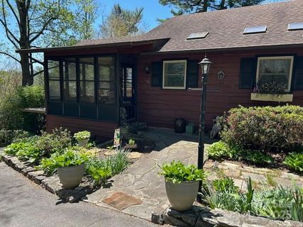 74 Melinda G Lane sold home in Country Club Estates, Hendersonville, NC