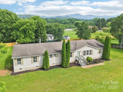 18 Sweet Briar Path Way sold home in Sweet Briar, Hendersonville, NC