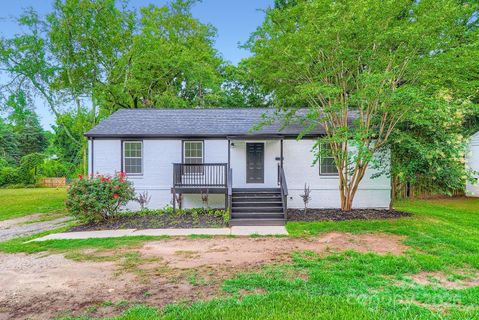 1224 E Woodlawn Road pending home in Madison Park, Charlotte, NC