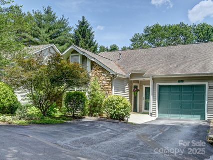 621 E Park Place sold home in Laurel Park Place, Hendersonville, NC
