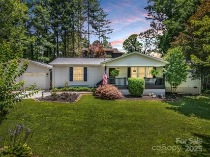 1040 Mountain View Street sold home in Oak Grove Heights, Hendersonville, NC