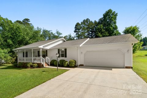 32 Meadow Drive sold home in Meadows Of Etowah, Horse Shoe, NC