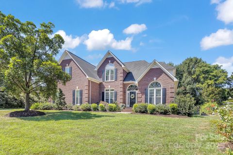 818 Kings Crossing Drive sold home in Kings Crossing, Concord, NC