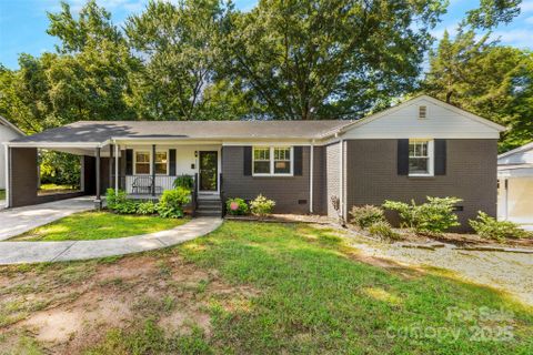 1126 1120 E Woodlawn Road