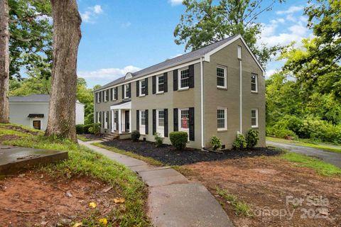343 Wakefield Drive pending home in Selwyn Village, Charlotte, NC