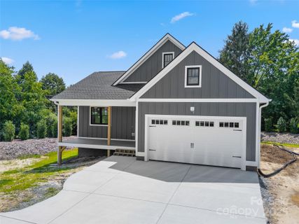 30 Olde Oak Court active home in Olde Oak, Hendersonville, NC
